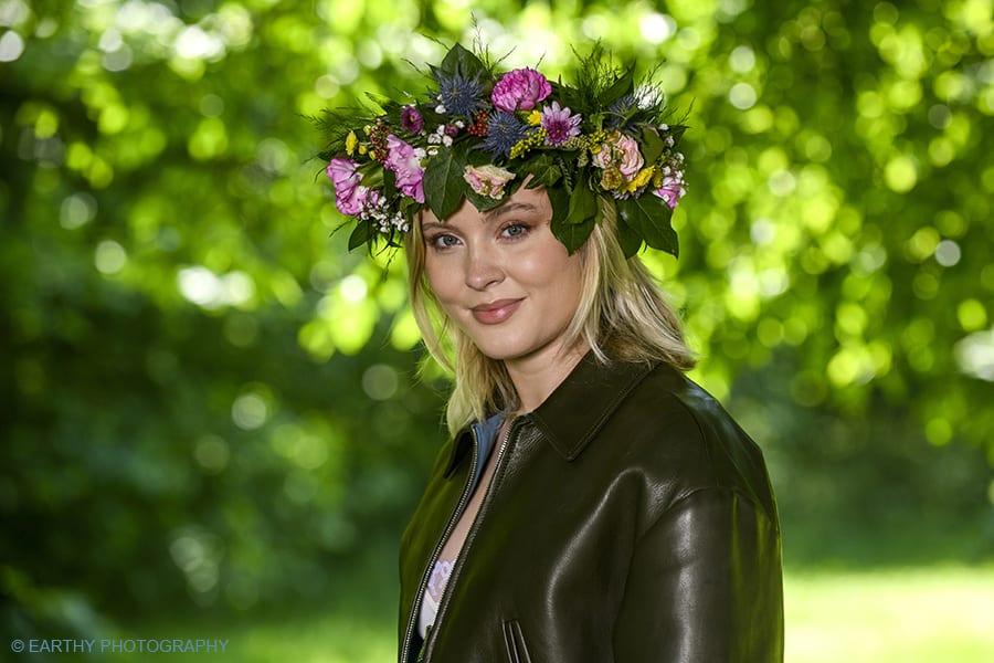 Zara Larsson is wearing a traditional floral crown known as a midsommarkrans and is one of 58 speakers on the highly popular ‘Summer on P1’ radio programme that has been broadcasted every summer since 29th June 1959.